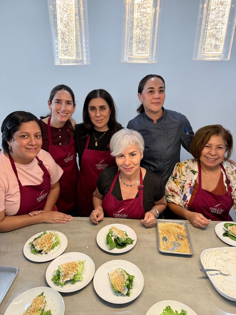 Grupo del taller con ensaladas preparadas