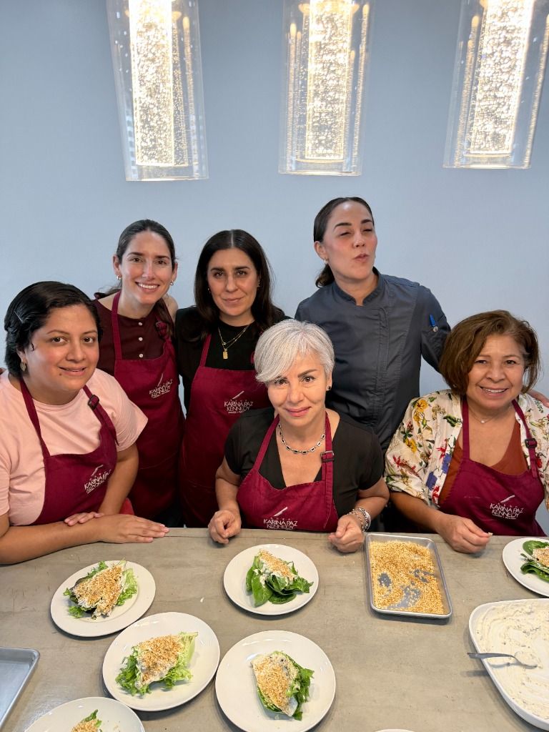 Chef Karina Paz y grupo sonriendo
